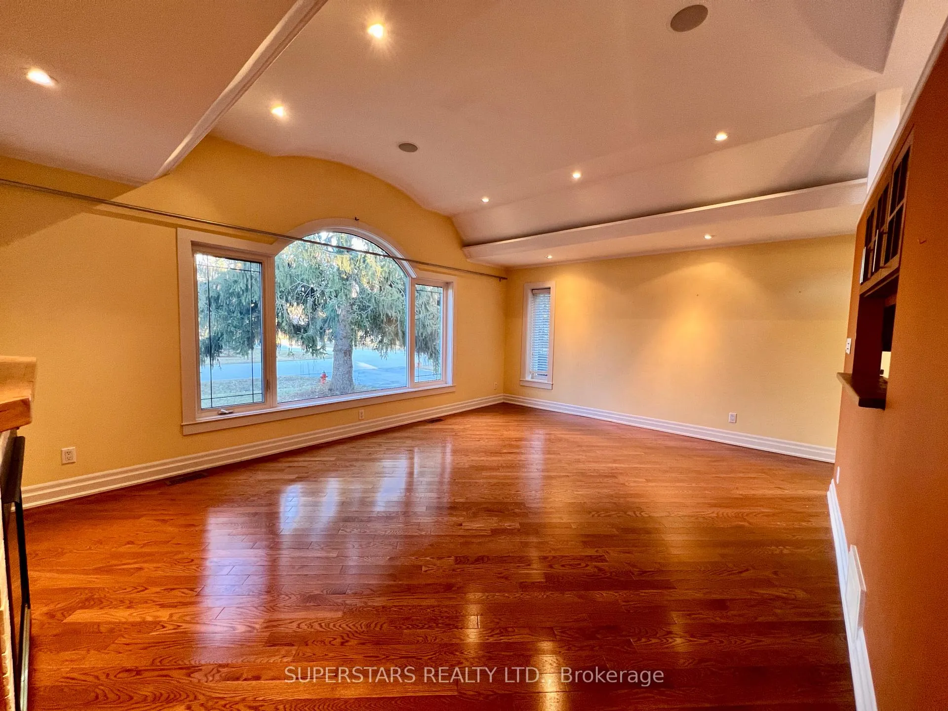 Photo 3 of 366 Winston Road, Oakville, West — HOMEH