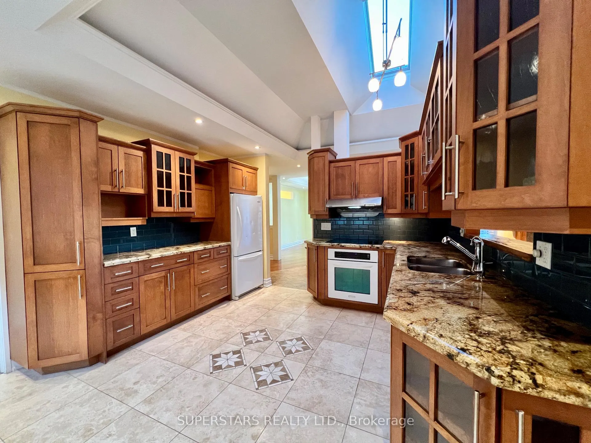 Photo 5 of 366 Winston Road, Oakville, West — HOMEH