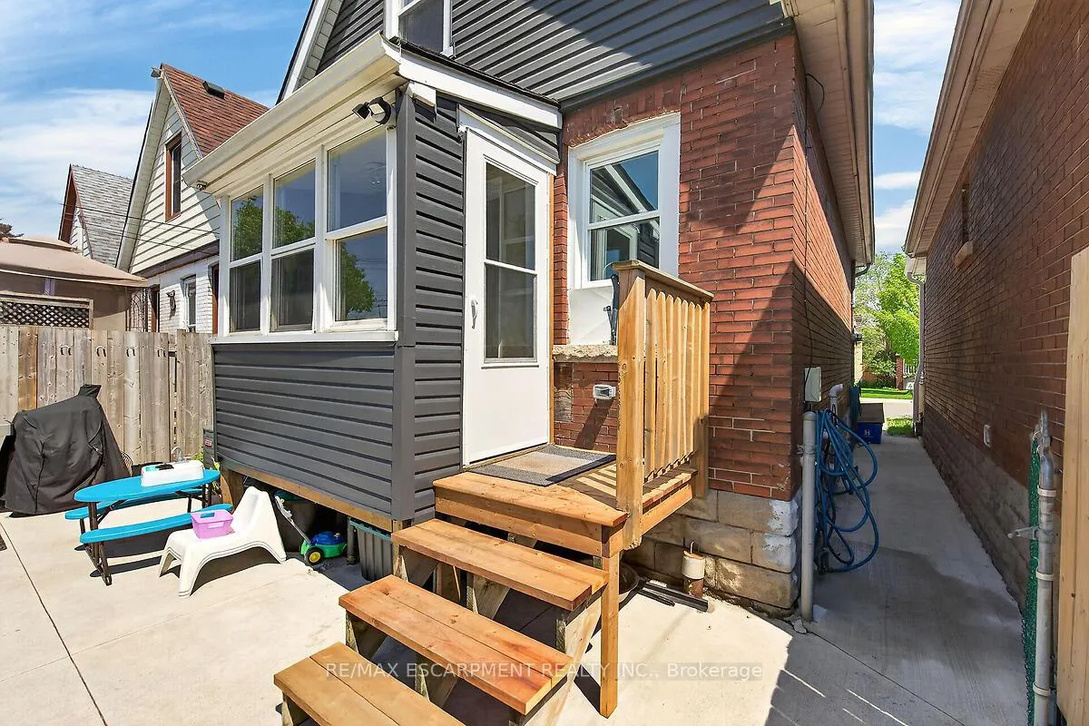 Photo 32 of 131 Garside Avenue N, Hamilton, Homeside — HOMEH