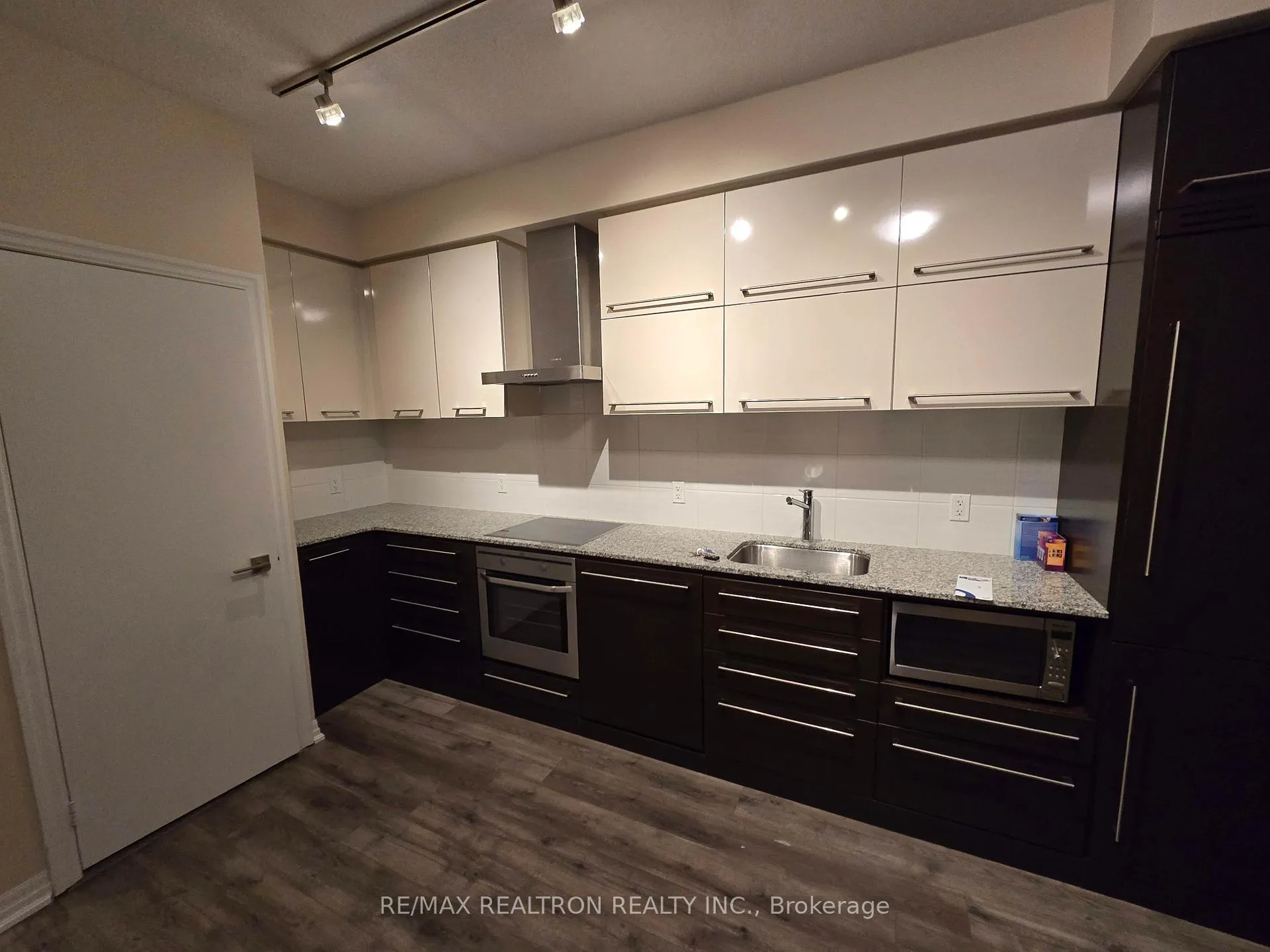 Photo 5 of Unit Ph505, 770 Bay Street, Toronto, Bay Street Corridor — HOMEH