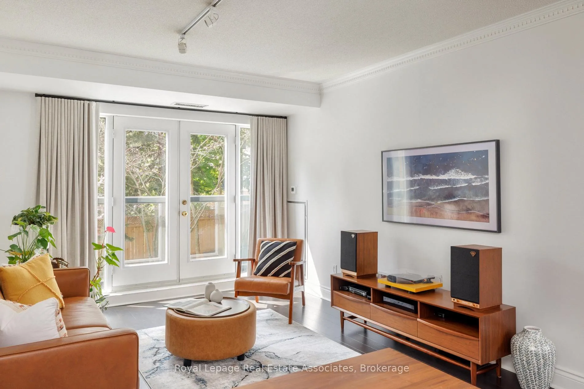 Front of Unit 205, 800 Spadina Road