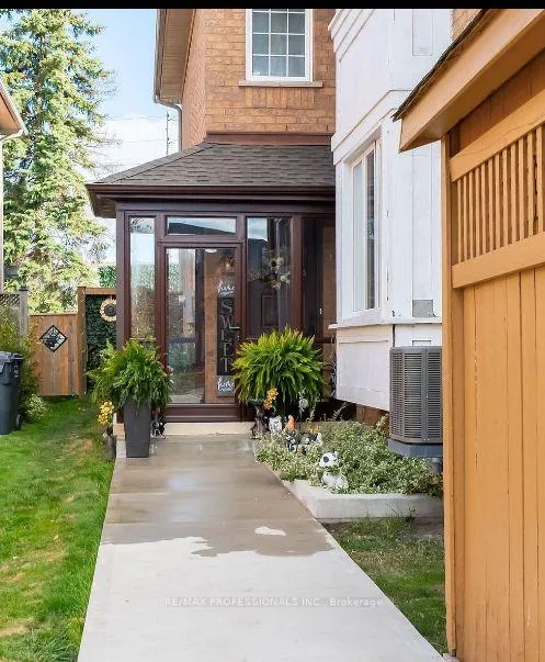 Photo 2 of 99 Desert Sand Drive, Brampton, Sandringham-Wellington — HOMEH