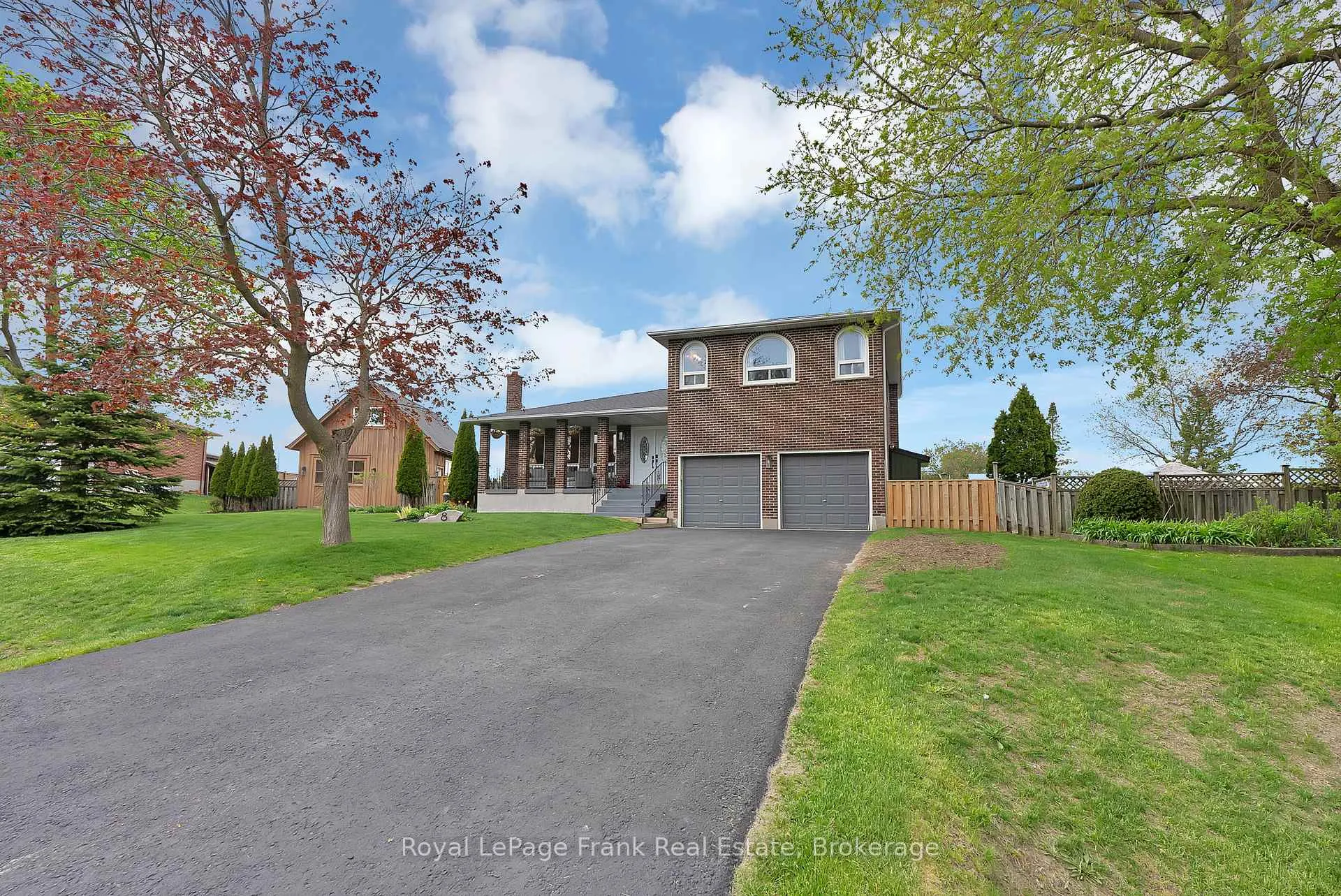Photo 2 of 8 Gamron Avenue, Uxbridge, Rural Uxbridge — HOMEH