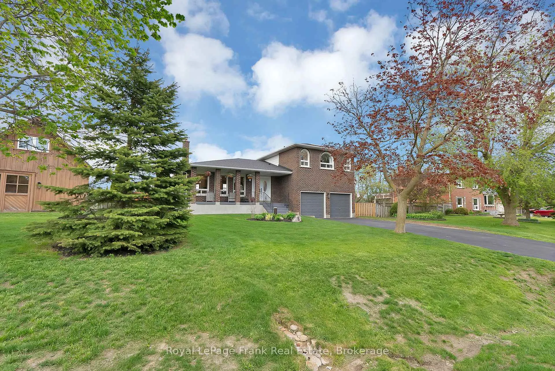 Photo 4 of 8 Gamron Avenue, Uxbridge, Rural Uxbridge — HOMEH