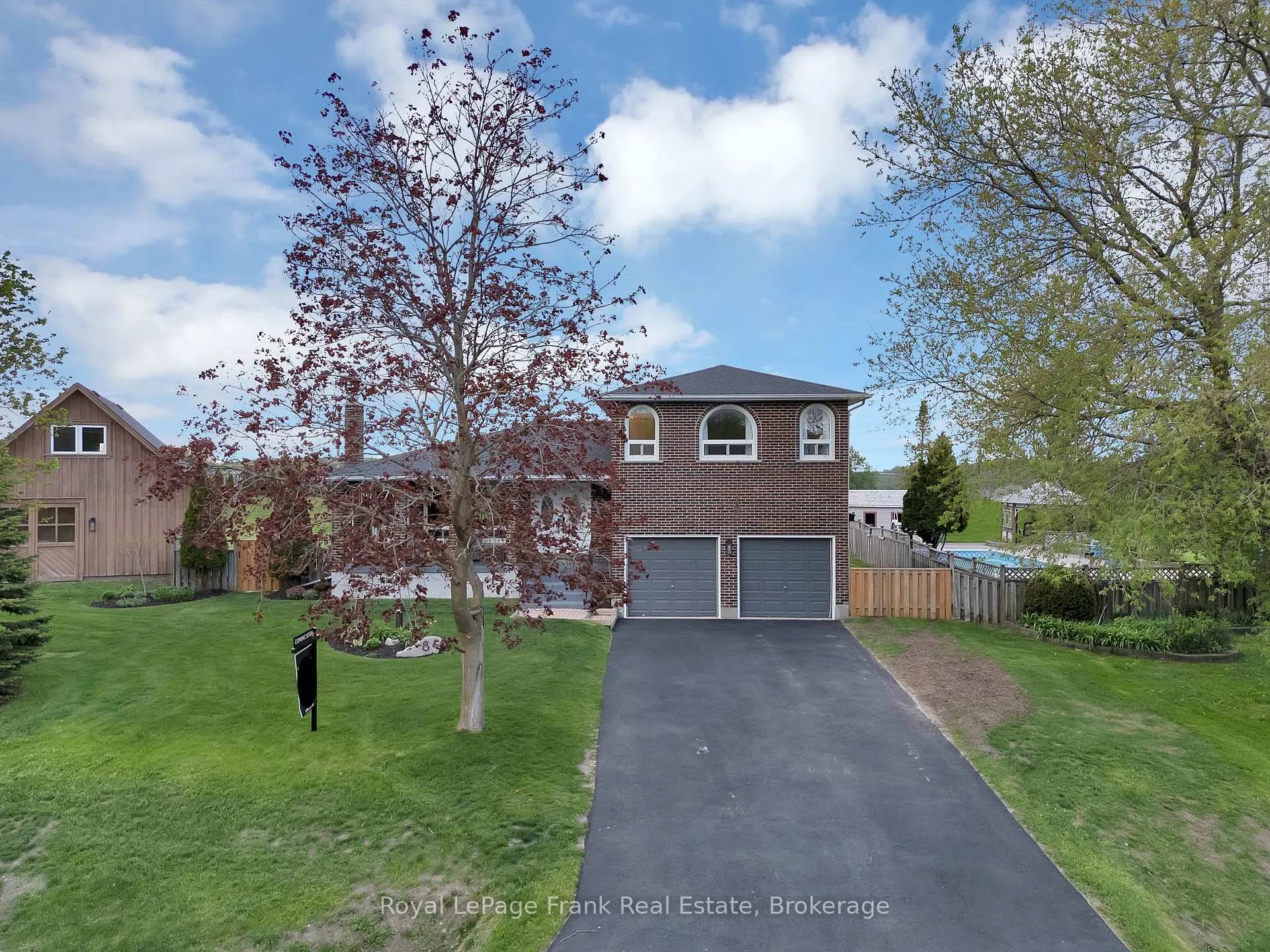 Photo 5 of 8 Gamron Avenue, Uxbridge, Rural Uxbridge — HOMEH
