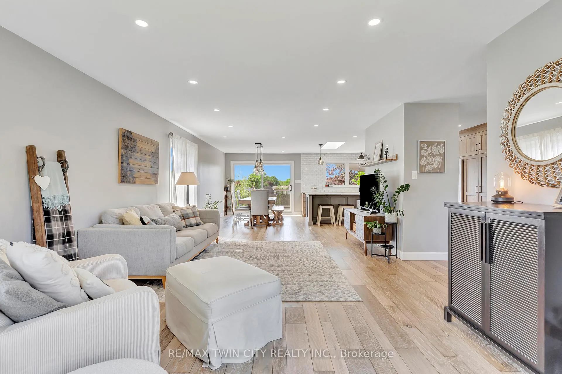 Photo 4 of 3 Russell Crescent, Brant, South Dumfries — HOMEH