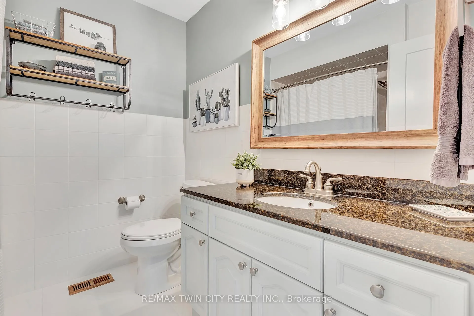 Photo 19 of 3 Russell Crescent, Brant, South Dumfries — HOMEH