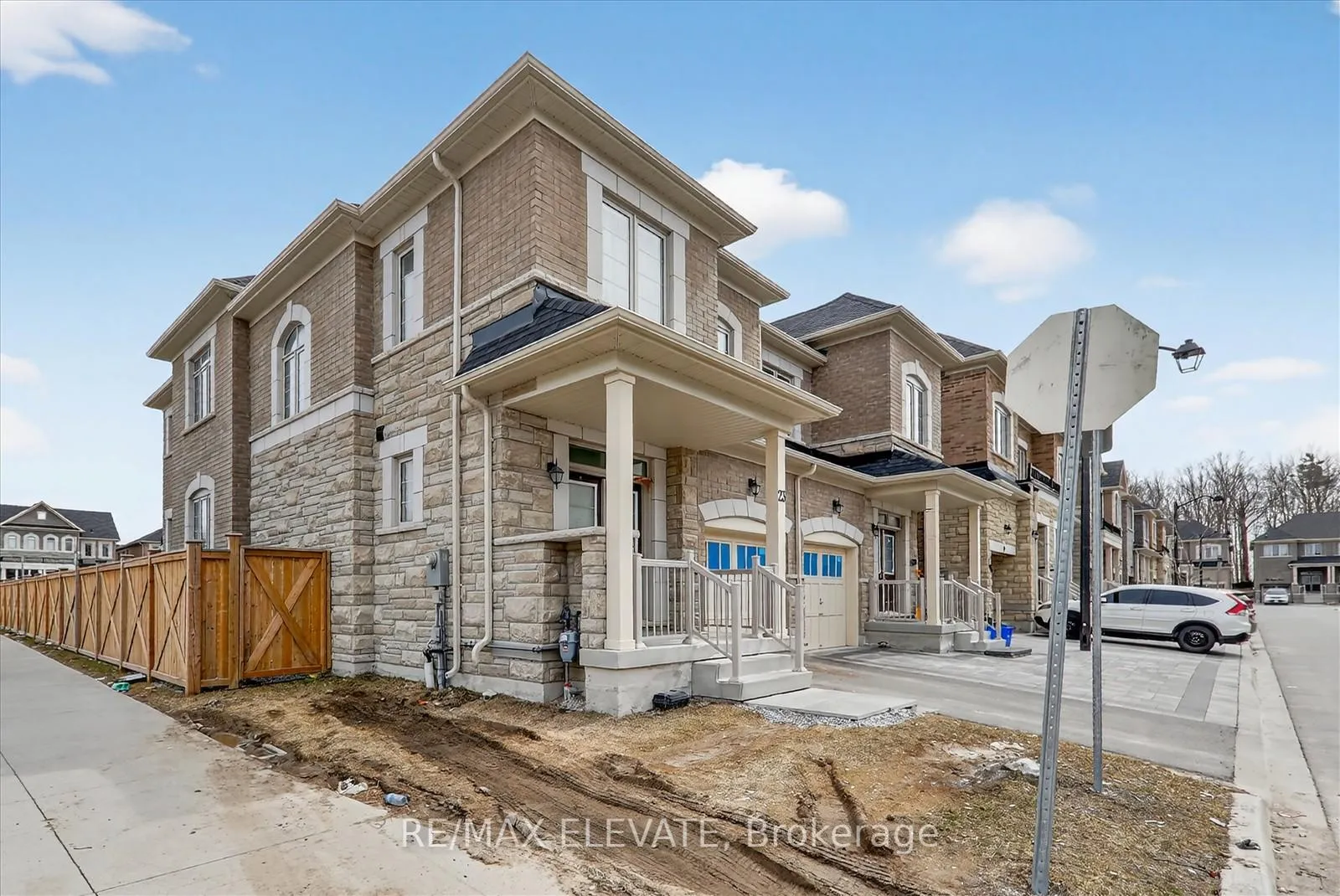 Photo 3 of 23 Reign Lane, Markham, Cedarwood — HOMEH