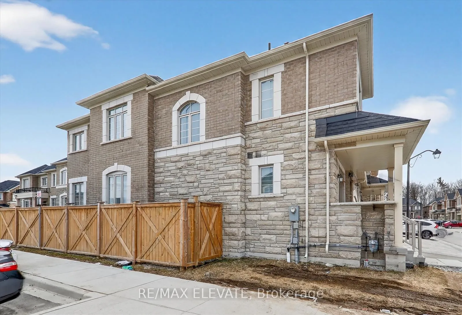 Photo 4 of 23 Reign Lane, Markham, Cedarwood — HOMEH
