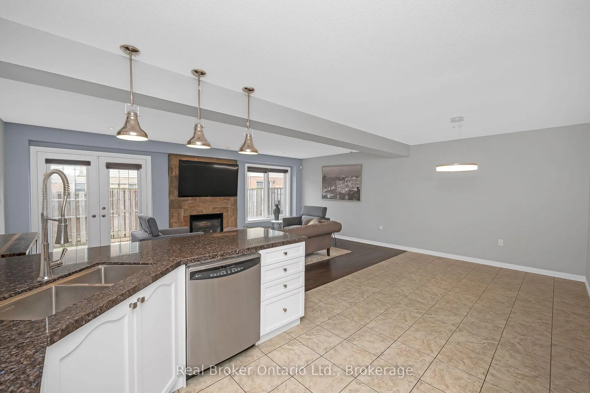 Photo 10 of 23 Bellflower Boulevard, Hamilton, Rural Glanbrook — HOMEH
