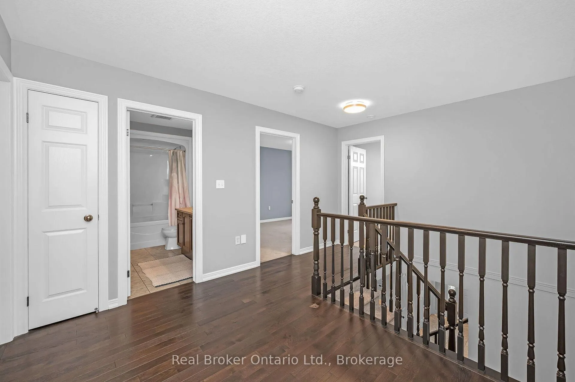 Photo 16 of 23 Bellflower Boulevard, Hamilton, Rural Glanbrook — HOMEH