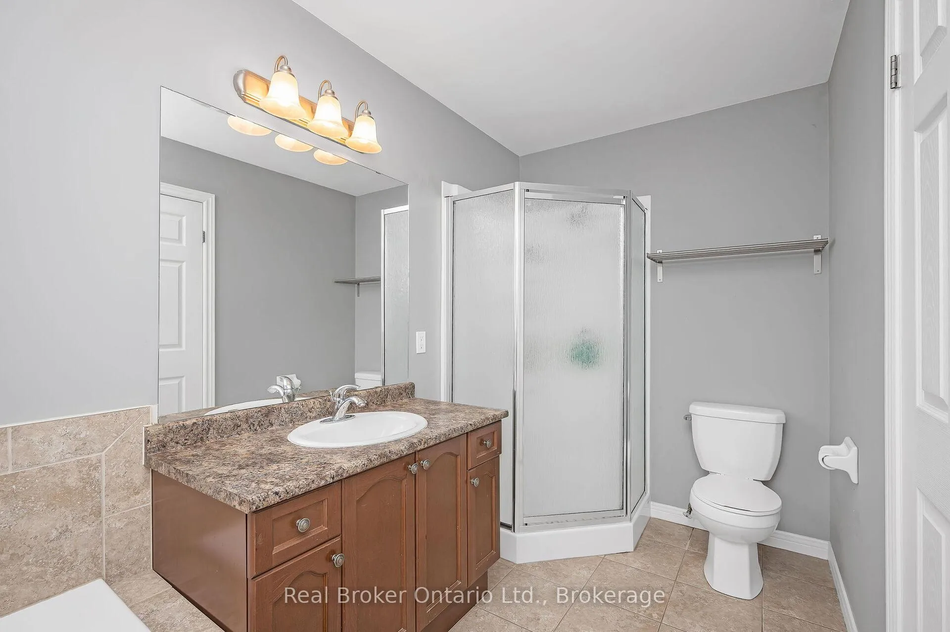 Photo 20 of 23 Bellflower Boulevard, Hamilton, Rural Glanbrook — HOMEH
