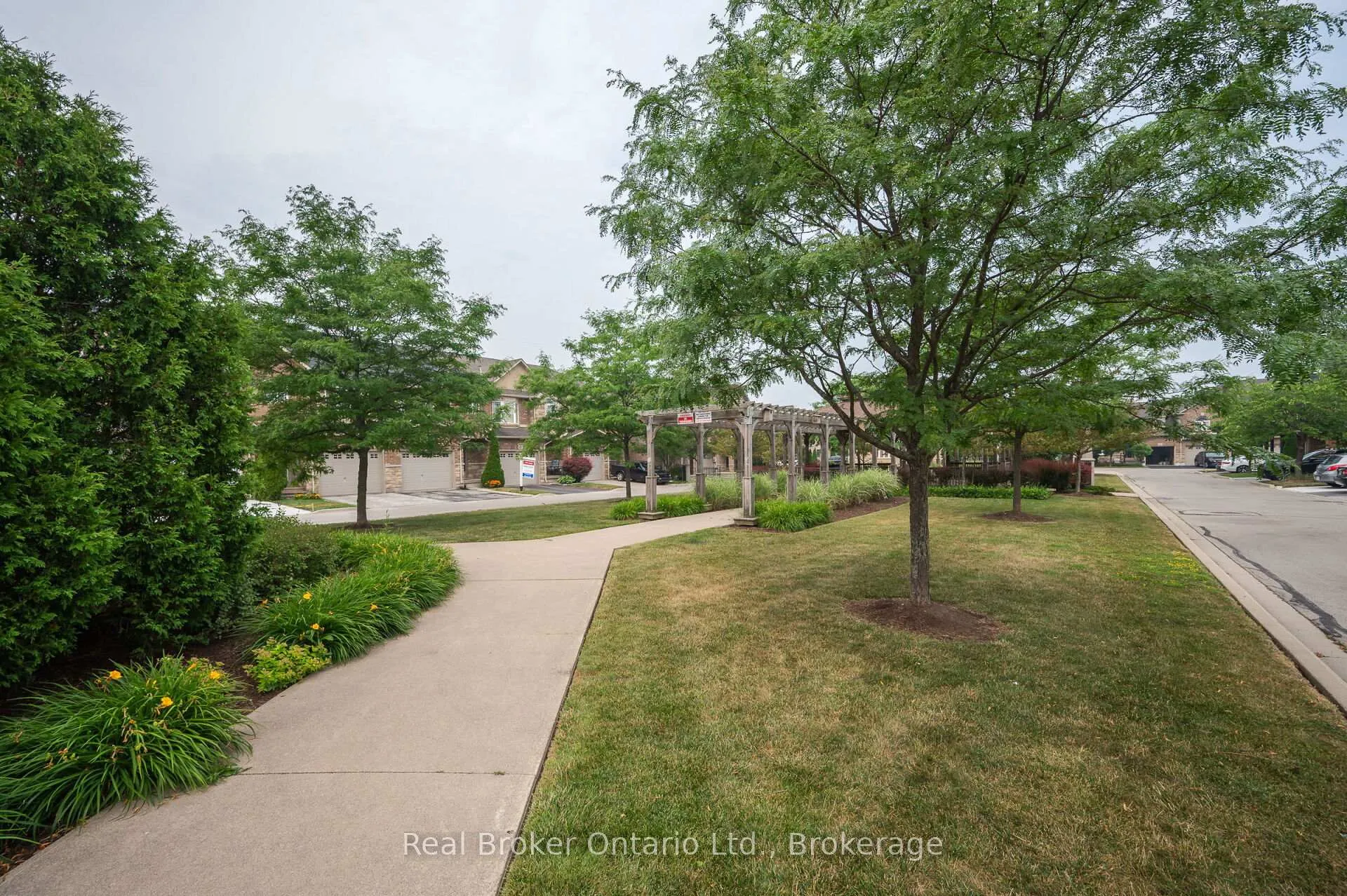 Photo 36 of 23 Bellflower Boulevard, Hamilton, Rural Glanbrook — HOMEH