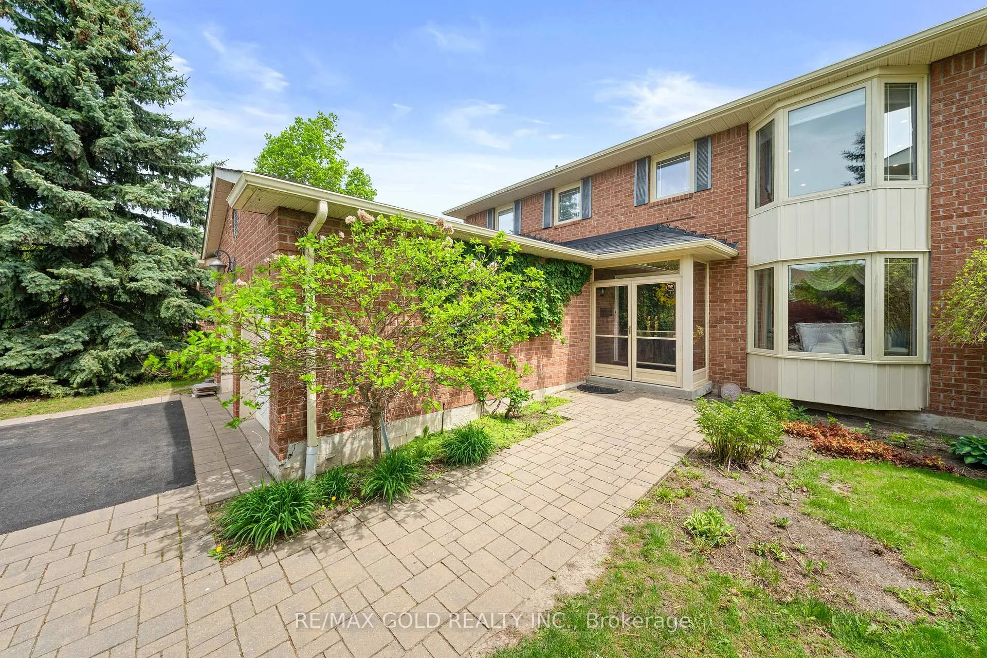 Photo 8 of 122 Barr Crescent, Brampton, Heart Lake East — HOMEH