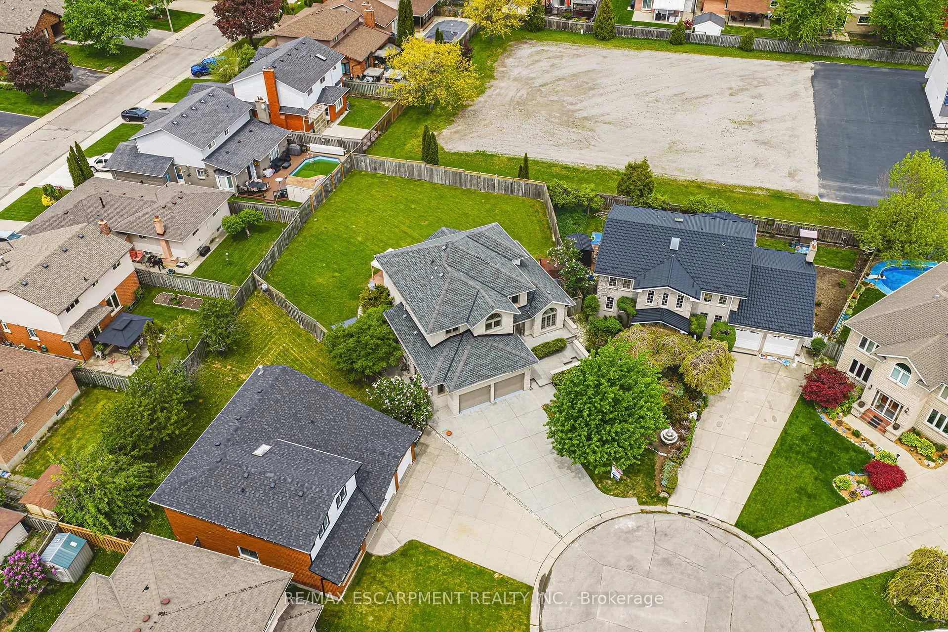 Photo 2 of 301 Parkwood Crescent, Hamilton, Thorner — HOMEH