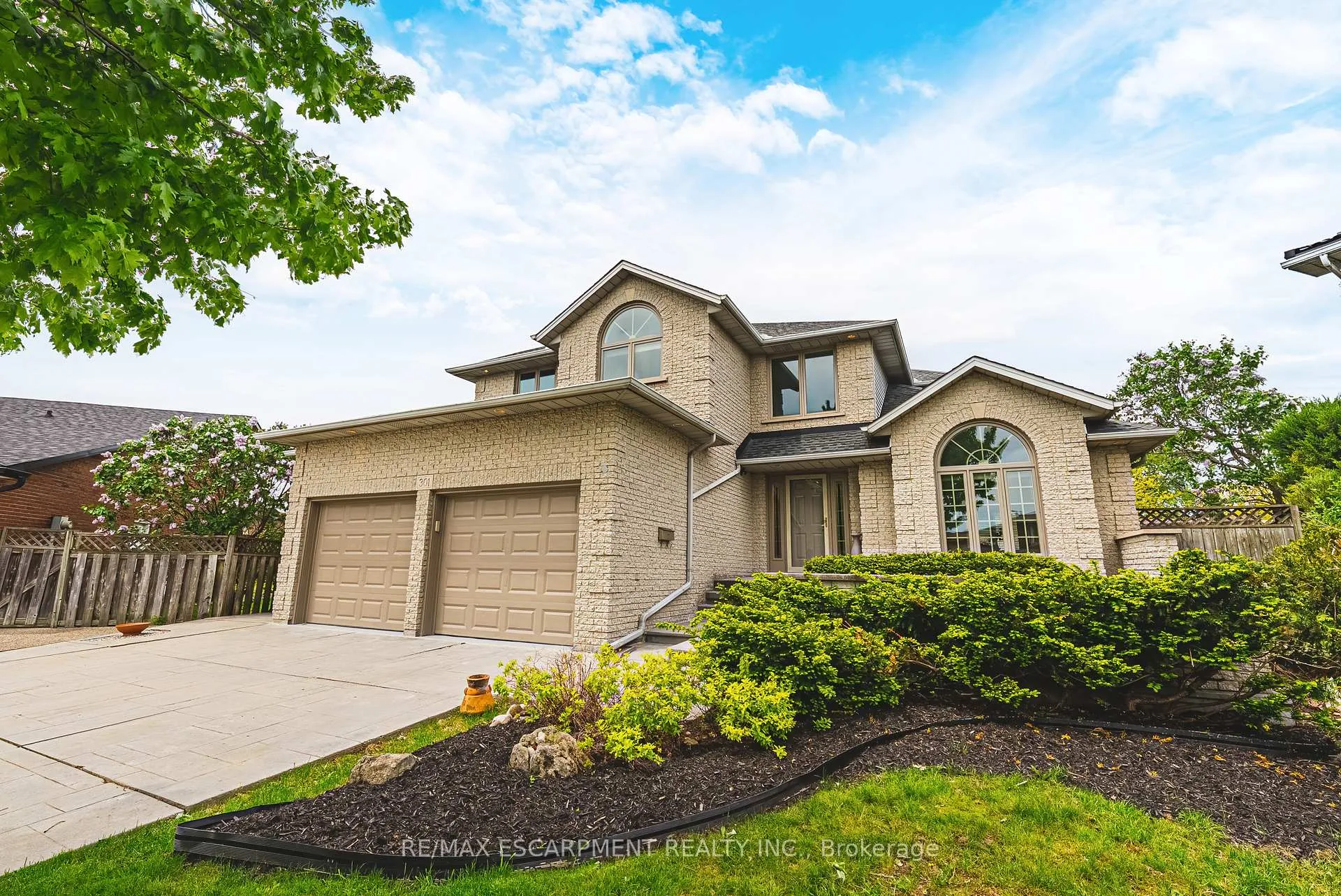 Photo 3 of 301 Parkwood Crescent, Hamilton, Thorner — HOMEH