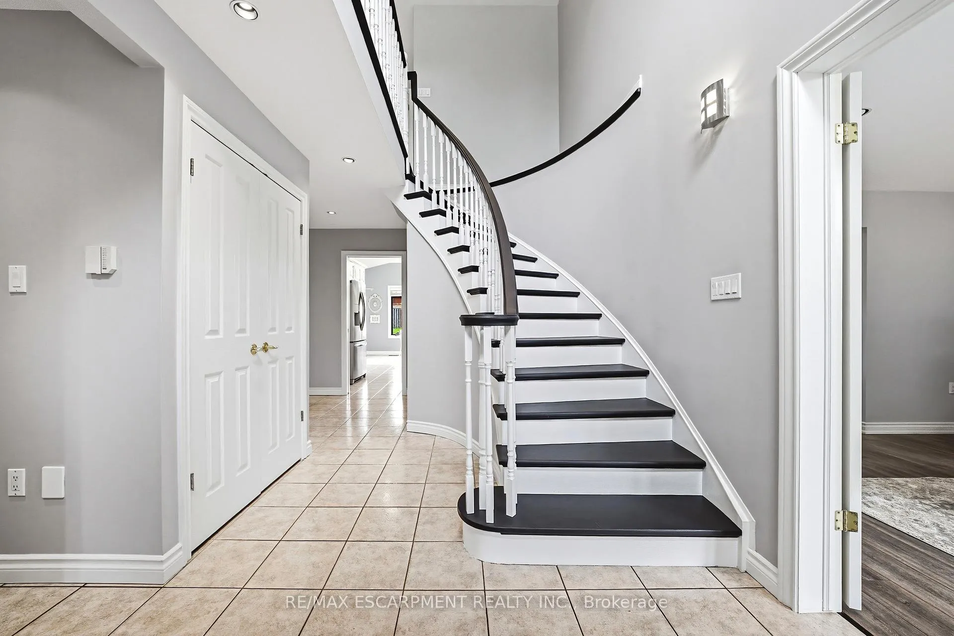 Photo 4 of 301 Parkwood Crescent, Hamilton, Thorner — HOMEH
