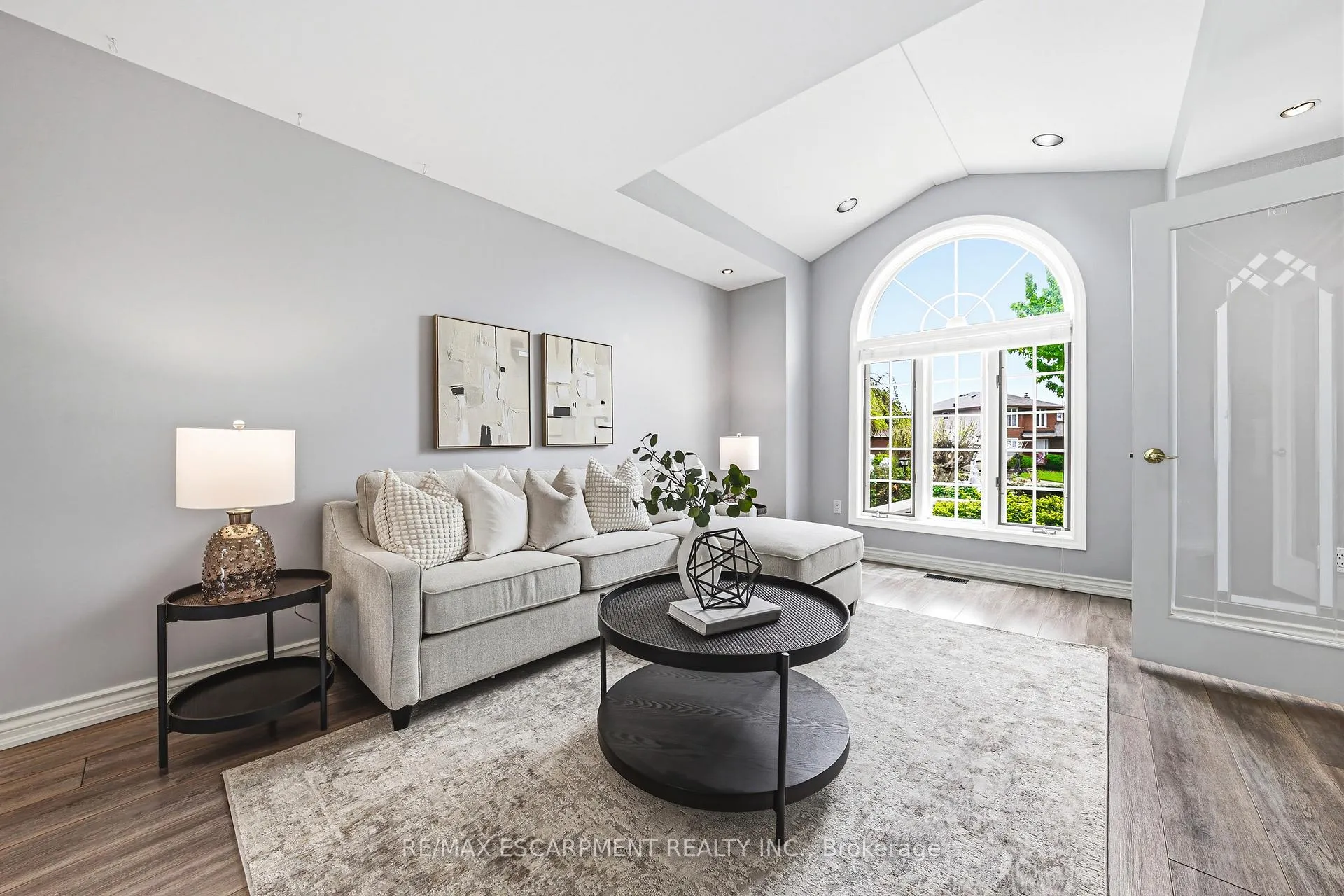 Photo 5 of 301 Parkwood Crescent, Hamilton, Thorner — HOMEH