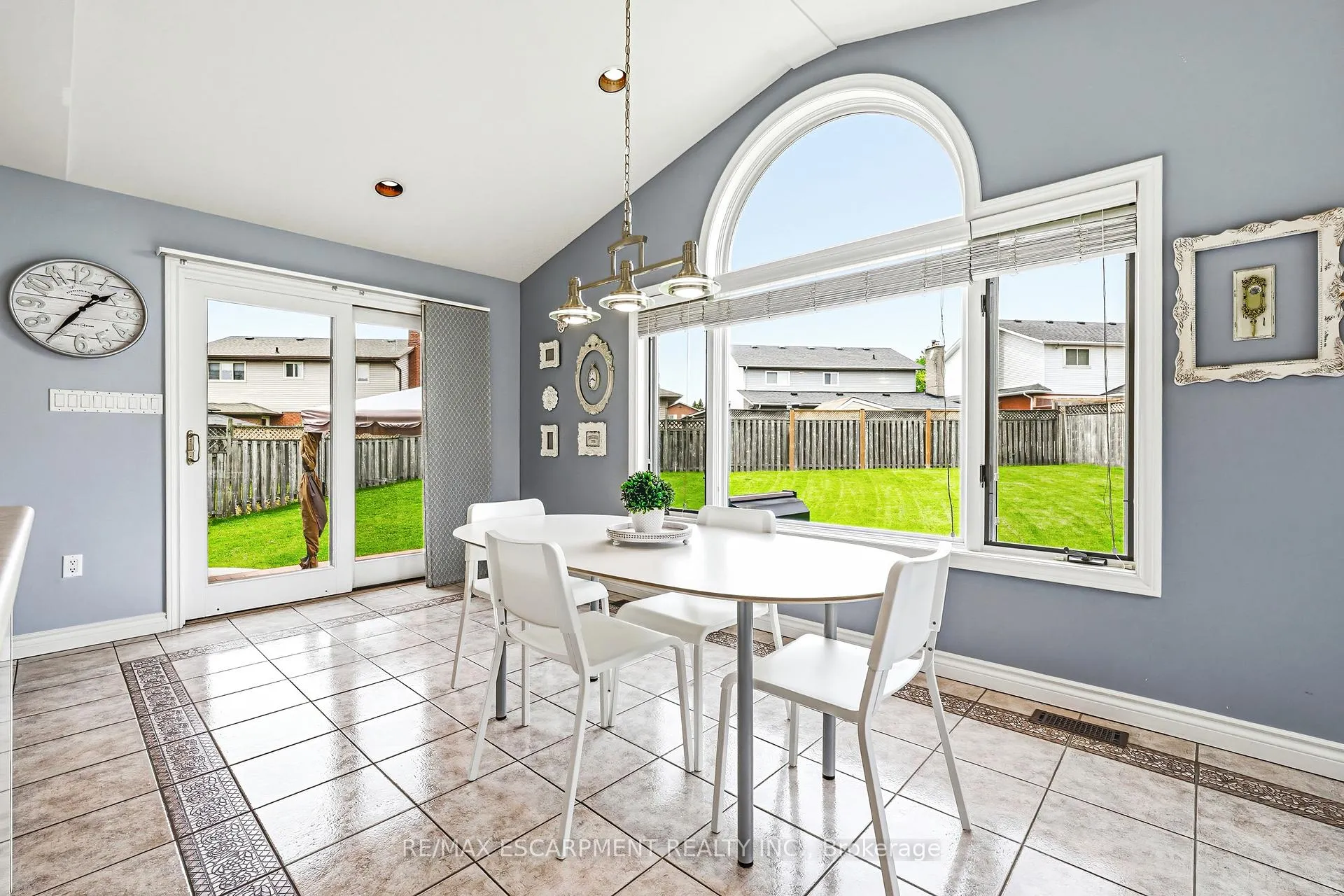Photo 9 of 301 Parkwood Crescent, Hamilton, Thorner — HOMEH