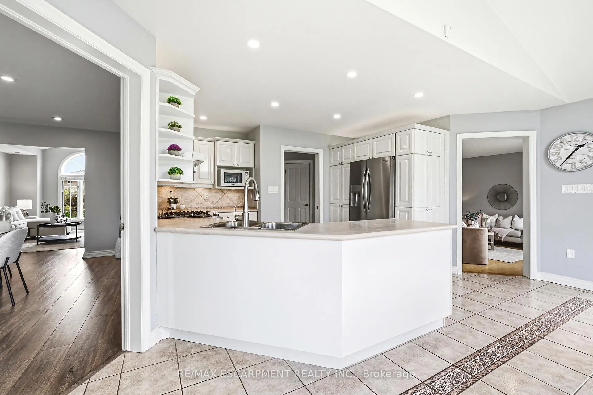 Photo 10 of 301 Parkwood Crescent, Hamilton, Thorner — HOMEH