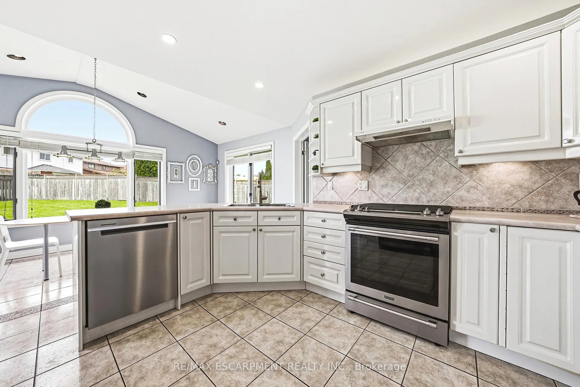 Photo 11 of 301 Parkwood Crescent, Hamilton, Thorner — HOMEH