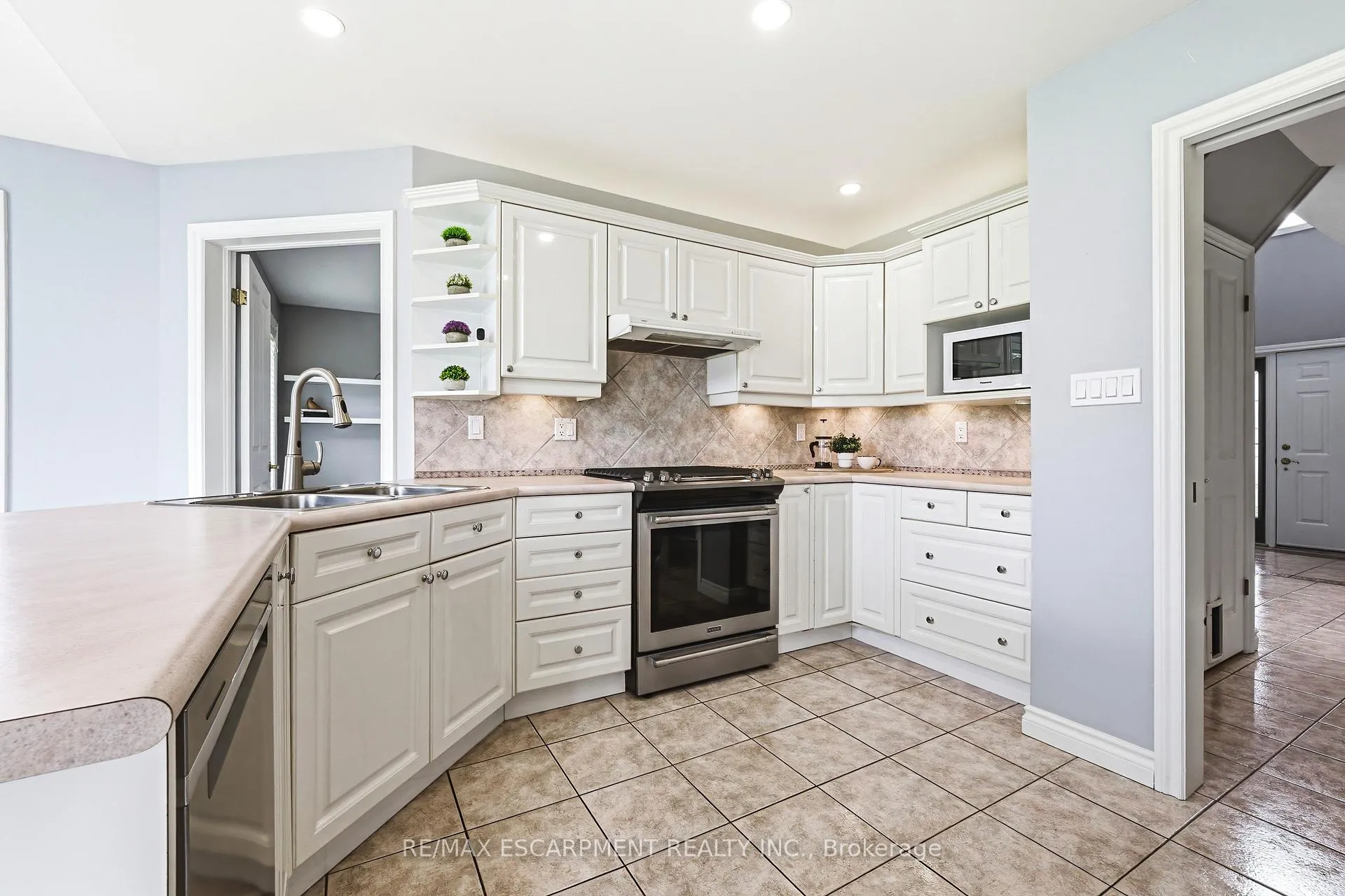 Photo 12 of 301 Parkwood Crescent, Hamilton, Thorner — HOMEH