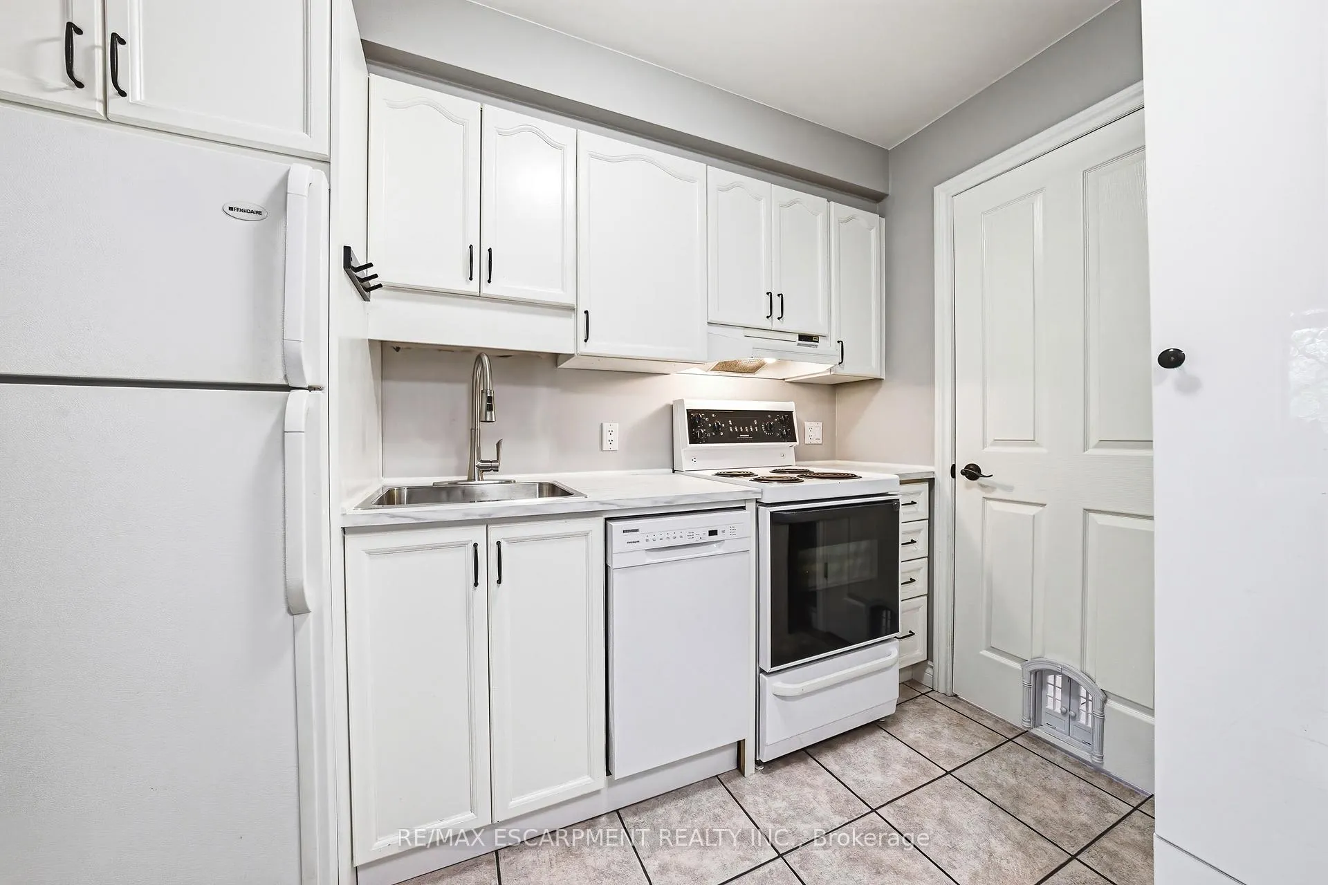 Photo 17 of 301 Parkwood Crescent, Hamilton, Thorner — HOMEH
