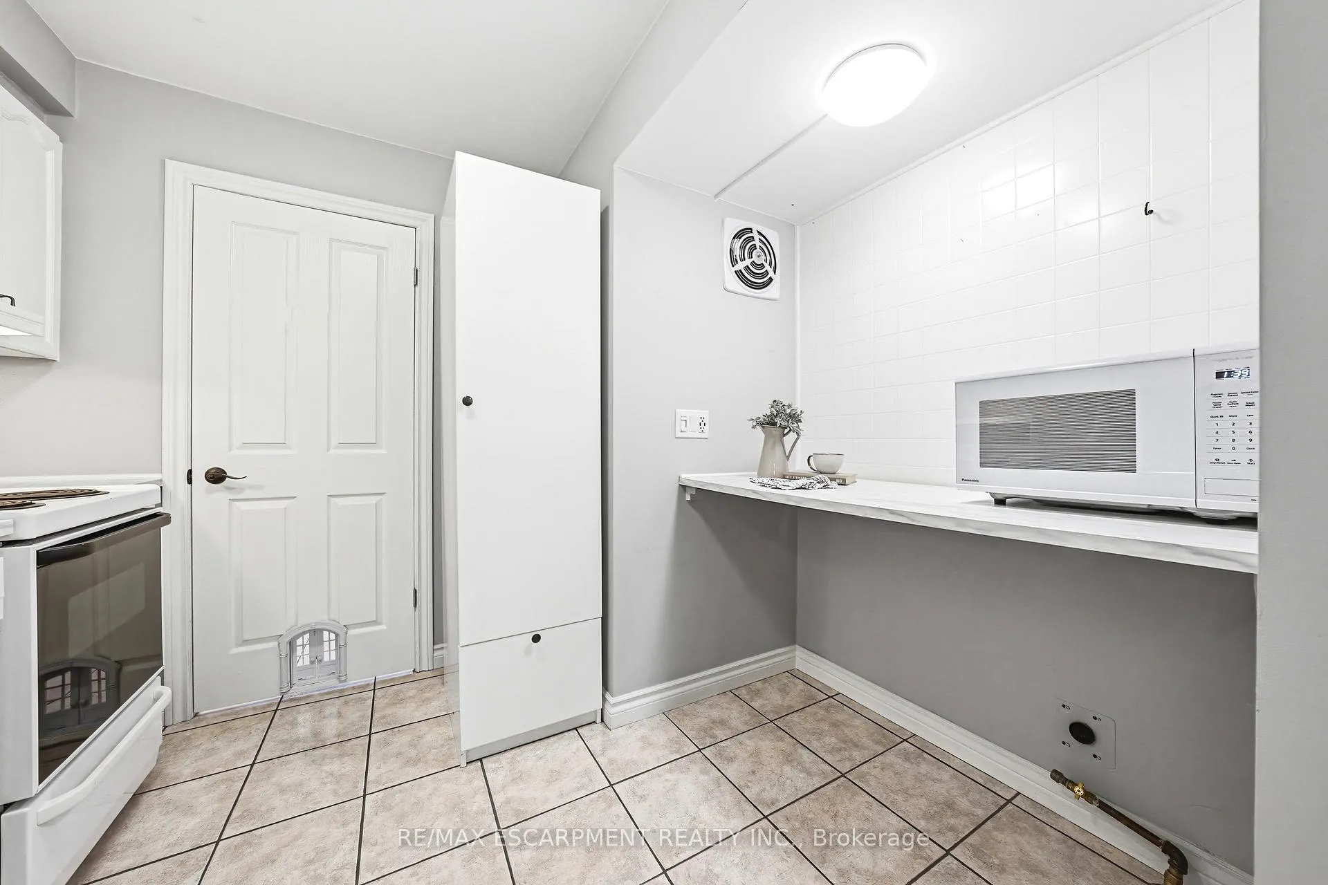 Photo 18 of 301 Parkwood Crescent, Hamilton, Thorner — HOMEH