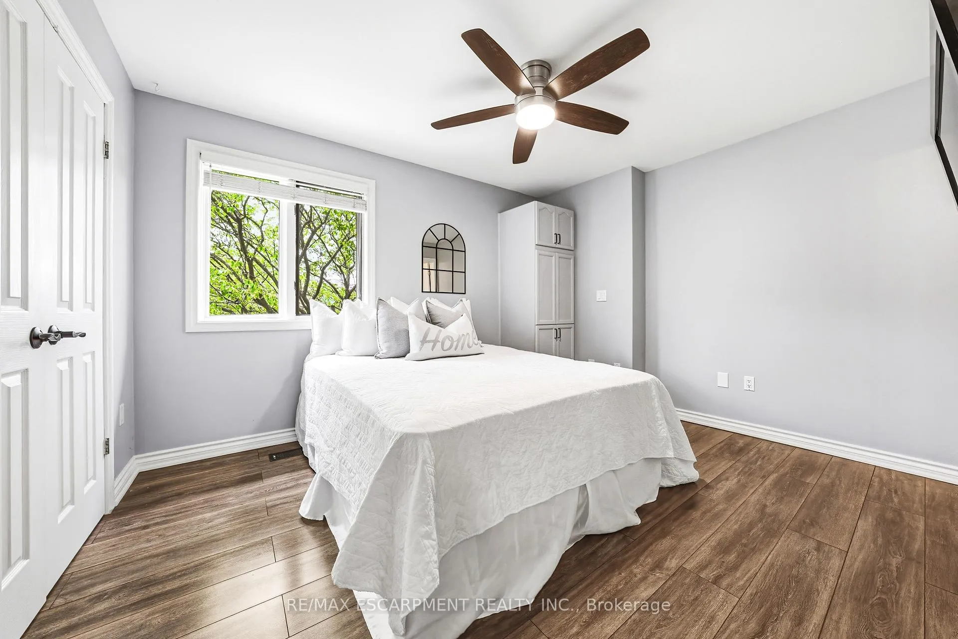 Photo 19 of 301 Parkwood Crescent, Hamilton, Thorner — HOMEH