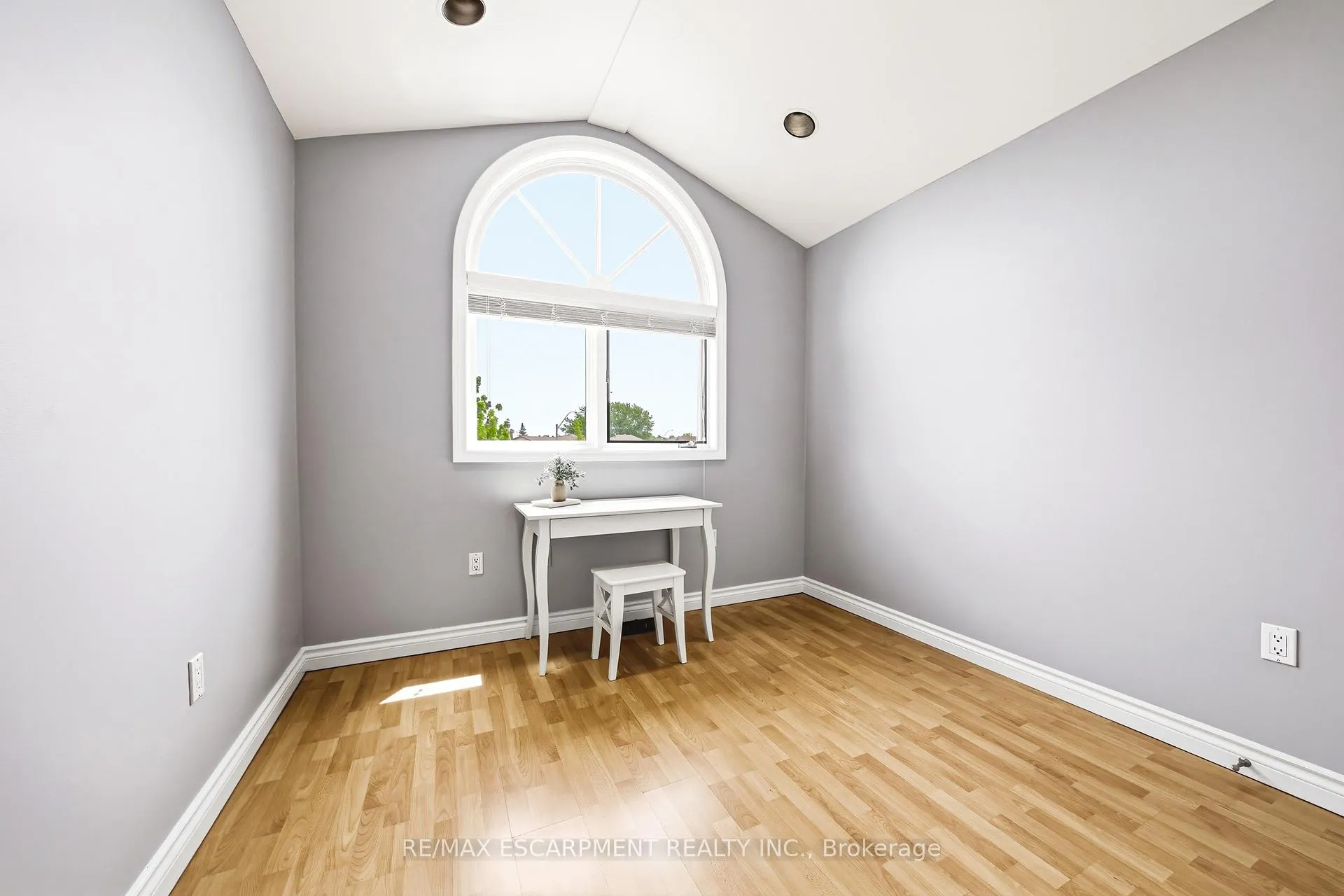 Photo 32 of 301 Parkwood Crescent, Hamilton, Thorner — HOMEH