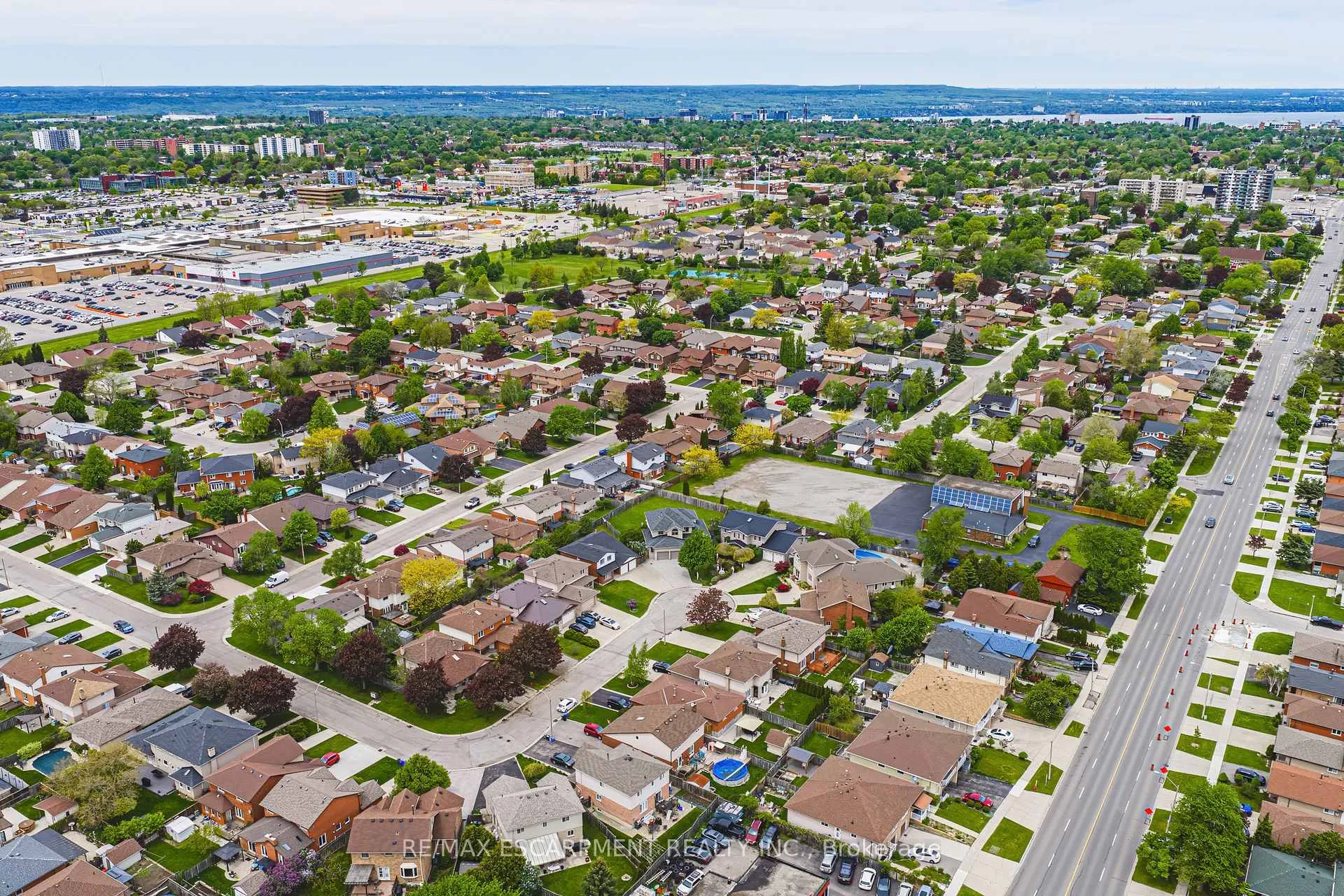 Photo 49 of 301 Parkwood Crescent, Hamilton, Thorner — HOMEH