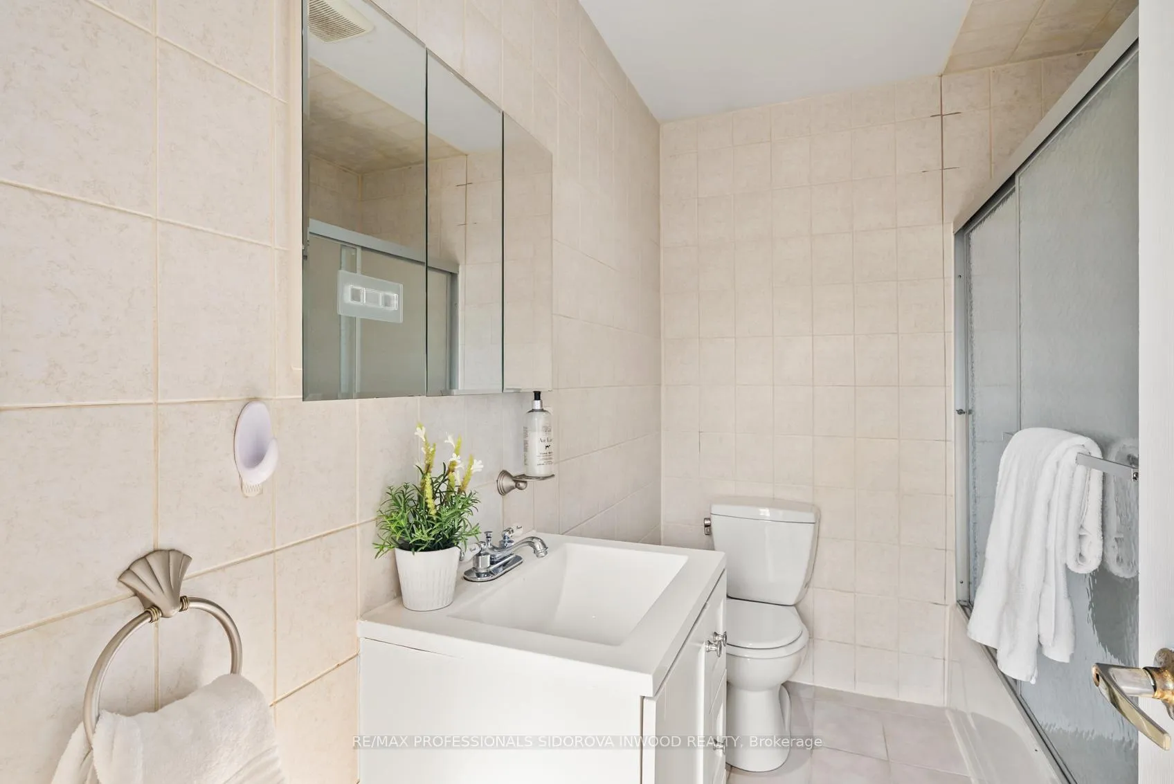Photo 23 of 197 Lambton Avenue, Toronto, Rockcliffe-Smythe — HOMEH