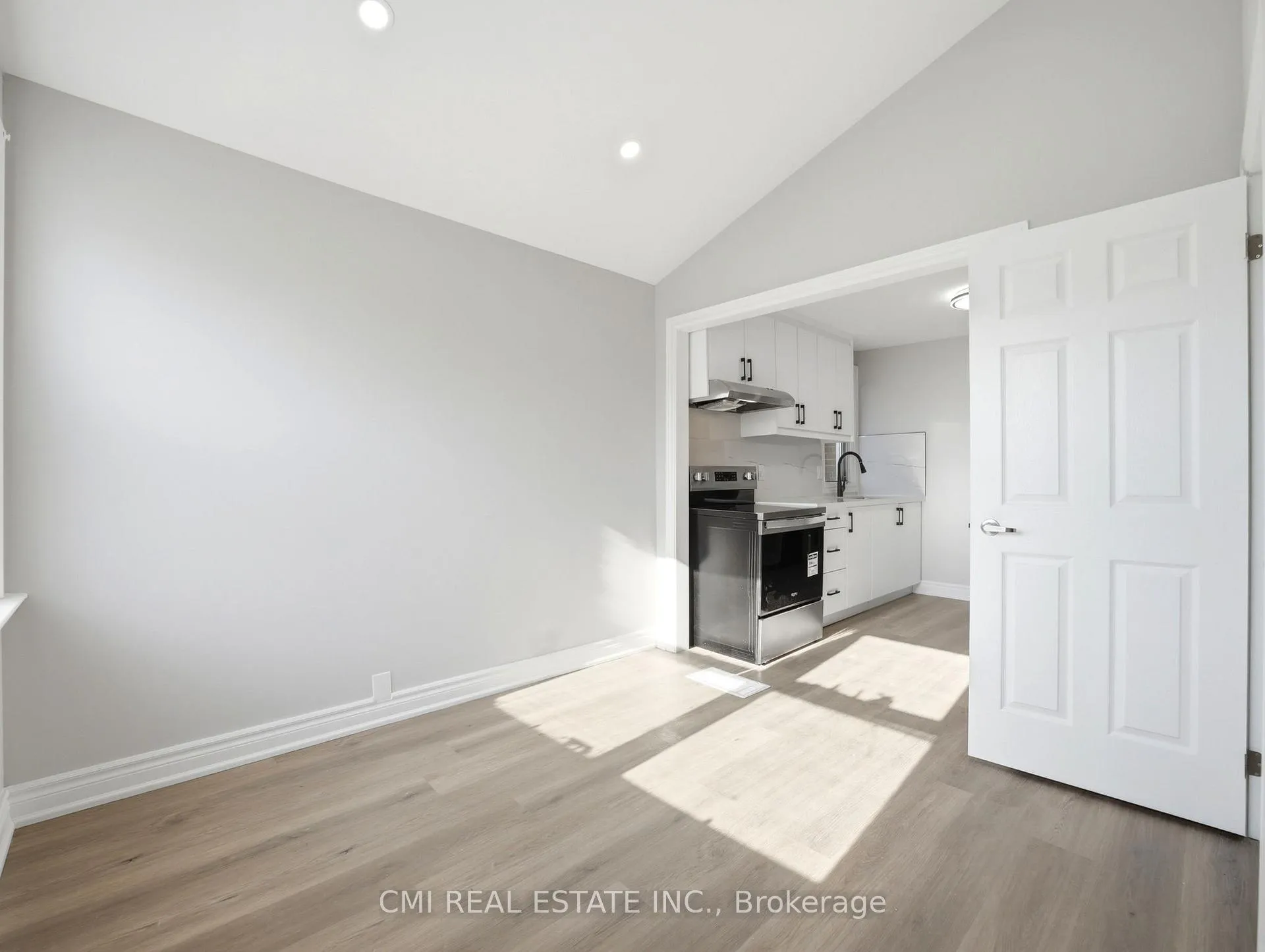 Photo 7 of 86 Adair Avenue S, Hamilton, Glenview — HOMEH