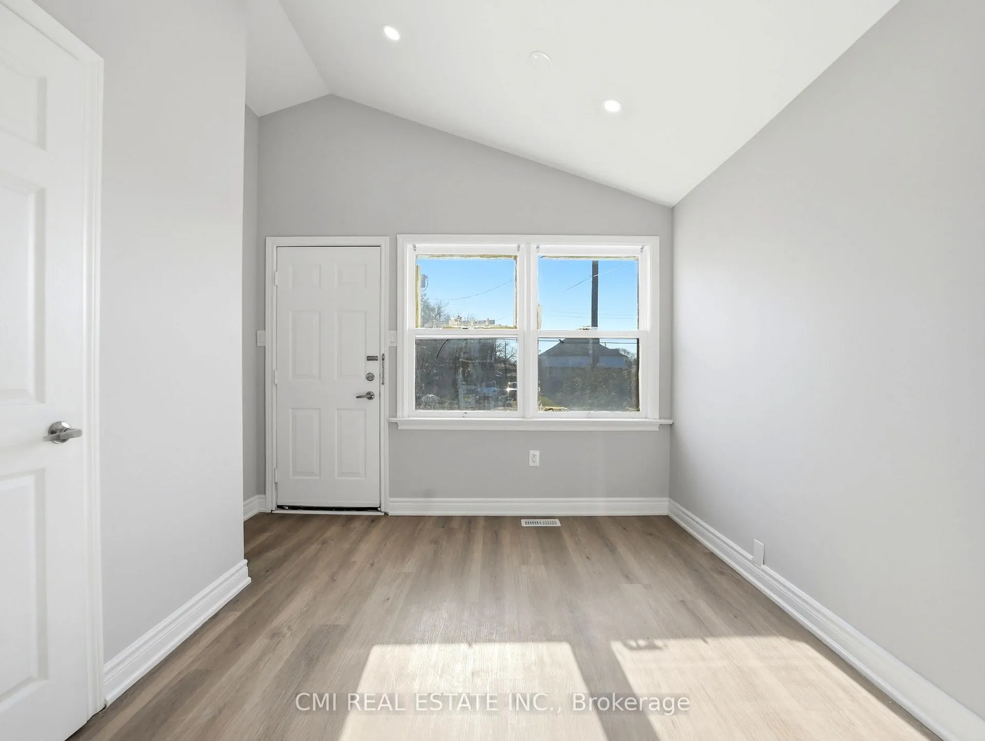Photo 8 of 86 Adair Avenue S, Hamilton, Glenview — HOMEH