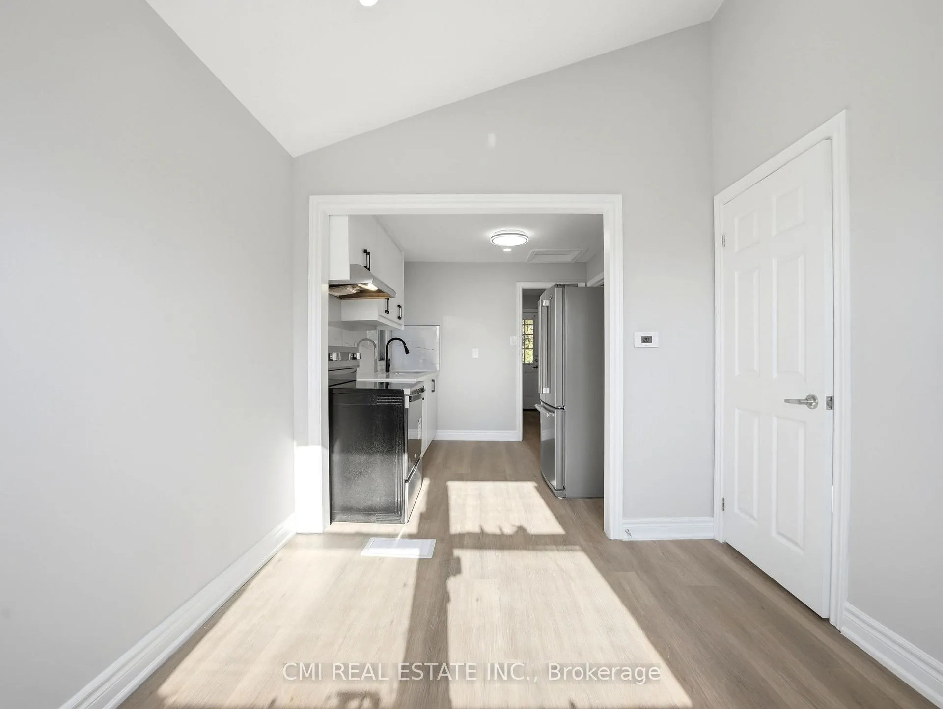 Photo 9 of 86 Adair Avenue S, Hamilton, Glenview — HOMEH