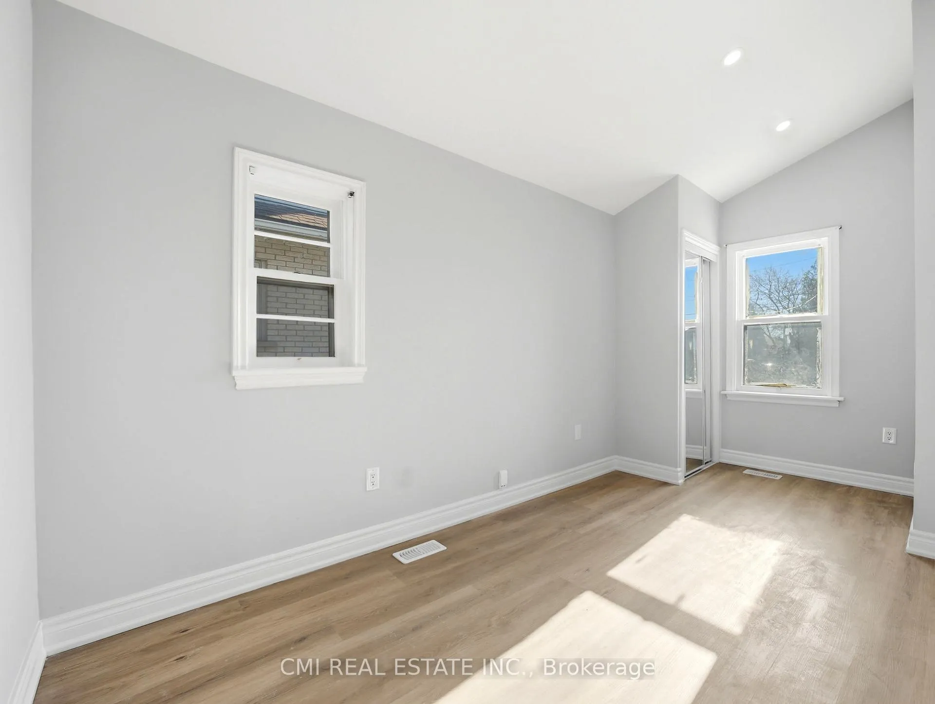 Photo 14 of 86 Adair Avenue S, Hamilton, Glenview — HOMEH