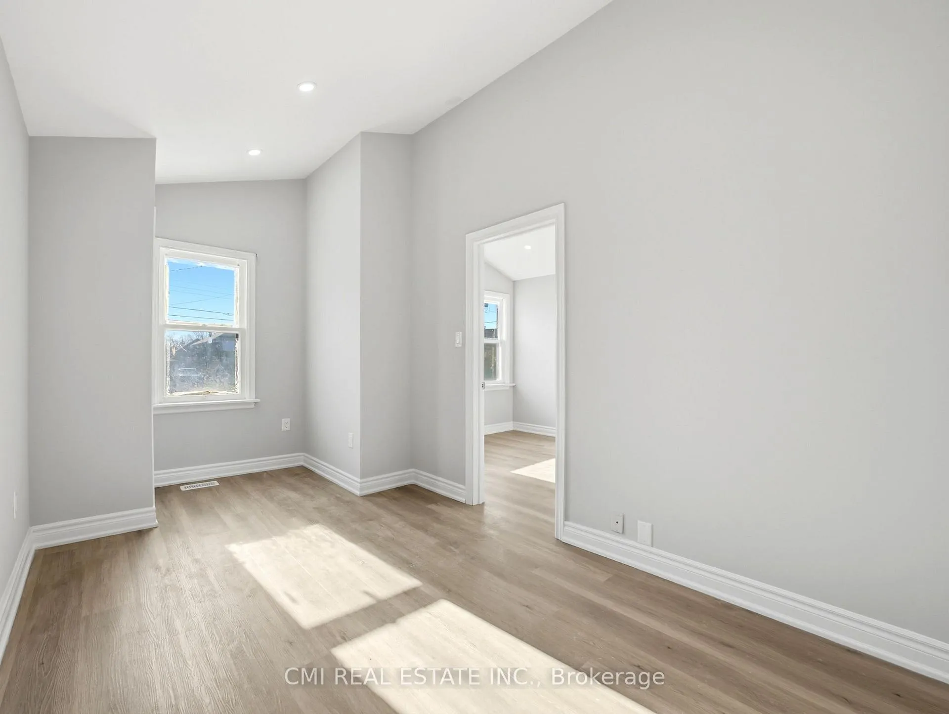 Photo 15 of 86 Adair Avenue S, Hamilton, Glenview — HOMEH