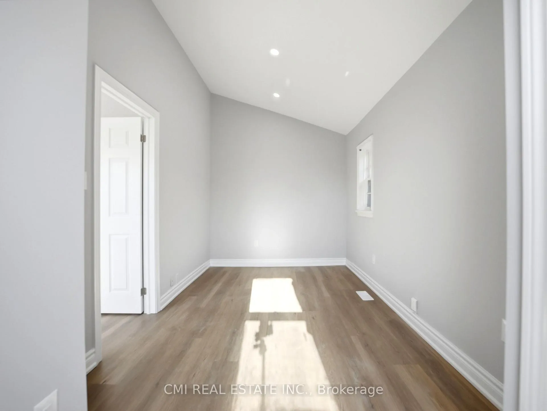 Photo 16 of 86 Adair Avenue S, Hamilton, Glenview — HOMEH