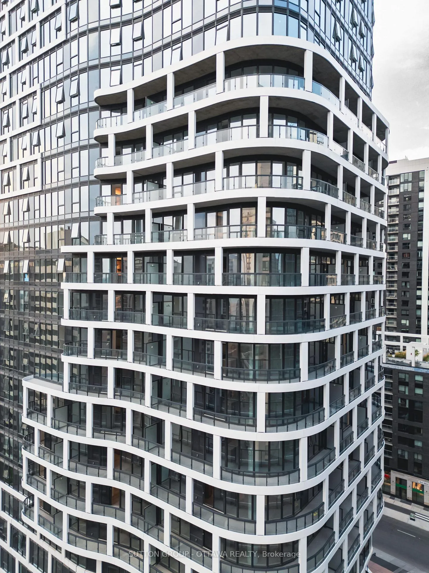 Front of Unit 1609, 400 Albert Street