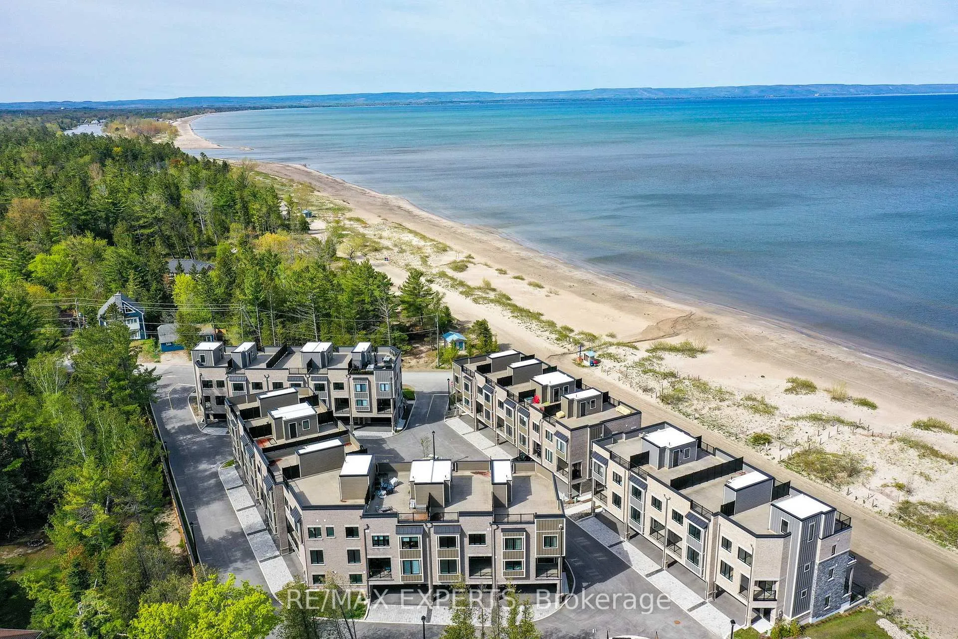 Photo 4 of 7 Julia Circle, Wasaga Beach — HOMEH