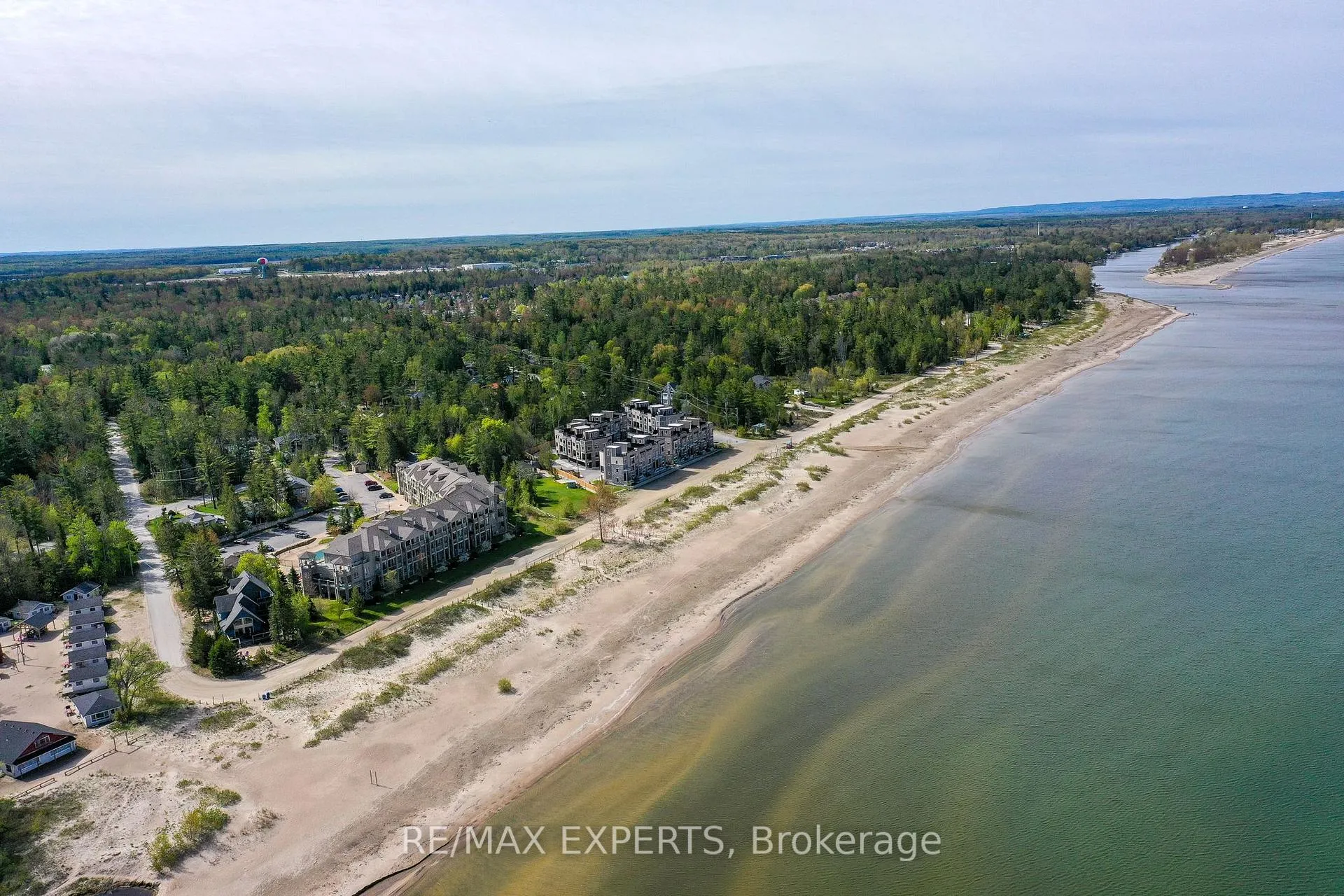 Photo 5 of 7 Julia Circle, Wasaga Beach — HOMEH