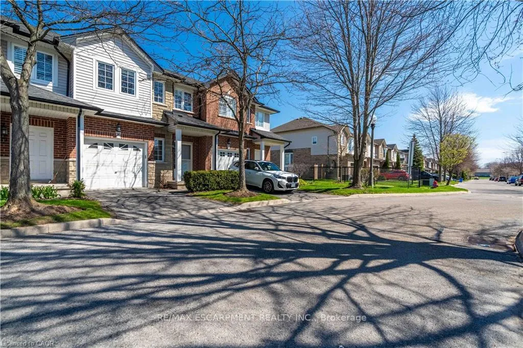Photo 4 of Unit 26, 232 Stonehenge Drive, Hamilton, Meadowlands — HOMEH