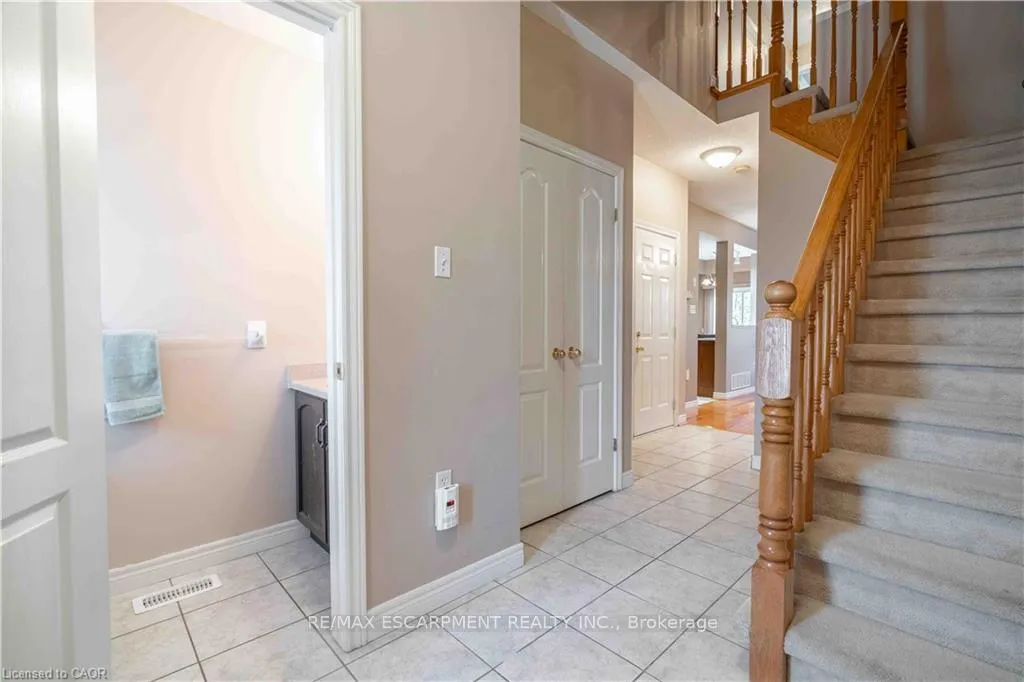 Photo 6 of Unit 26, 232 Stonehenge Drive, Hamilton, Meadowlands — HOMEH
