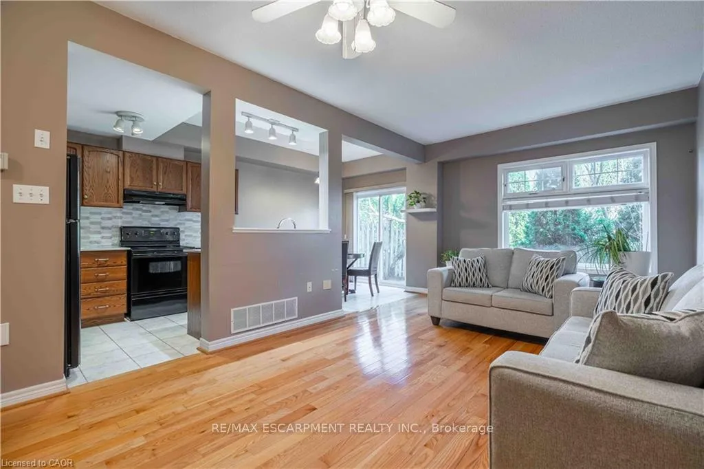 Photo 8 of Unit 26, 232 Stonehenge Drive, Hamilton, Meadowlands — HOMEH