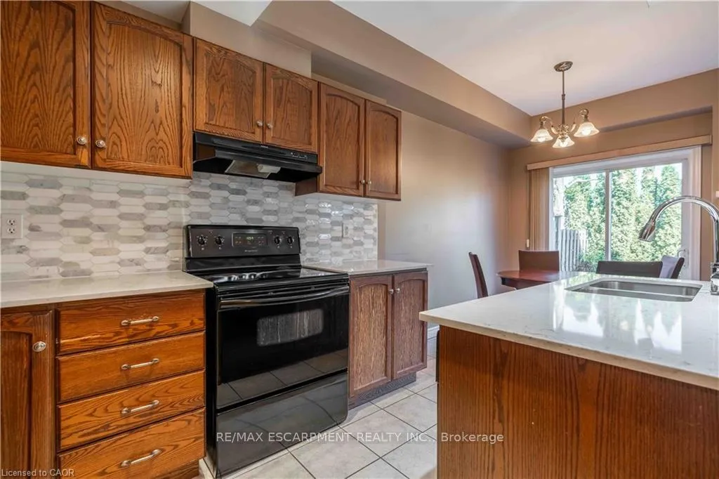 Photo 12 of Unit 26, 232 Stonehenge Drive, Hamilton, Meadowlands — HOMEH