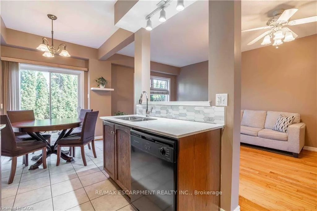 Photo 13 of Unit 26, 232 Stonehenge Drive, Hamilton, Meadowlands — HOMEH