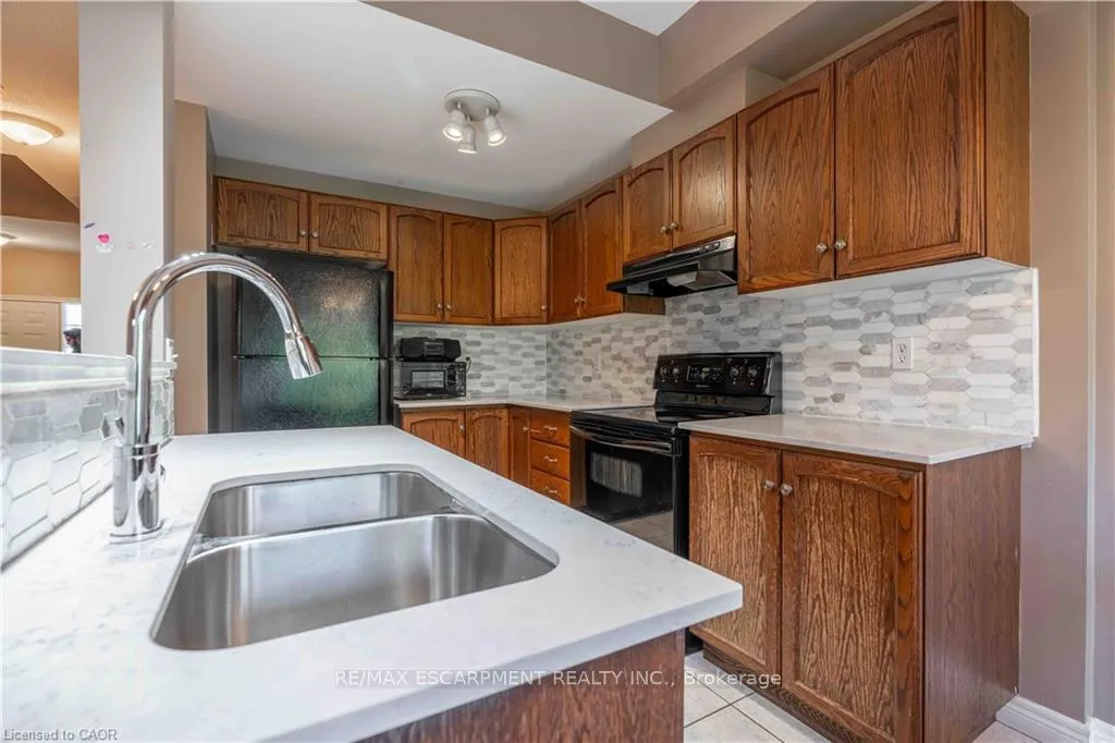 Photo 14 of Unit 26, 232 Stonehenge Drive, Hamilton, Meadowlands — HOMEH