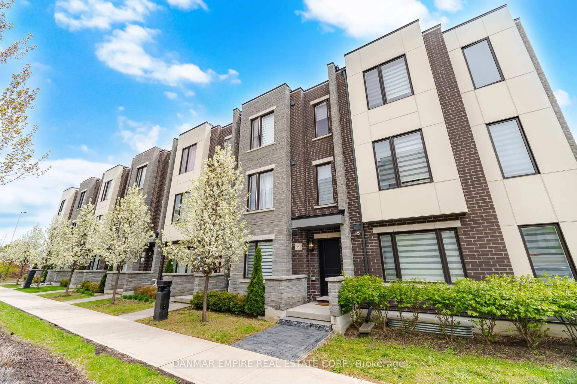 Photo 2 of 6 Canner Court, Vaughan, Patterson — HOMEH