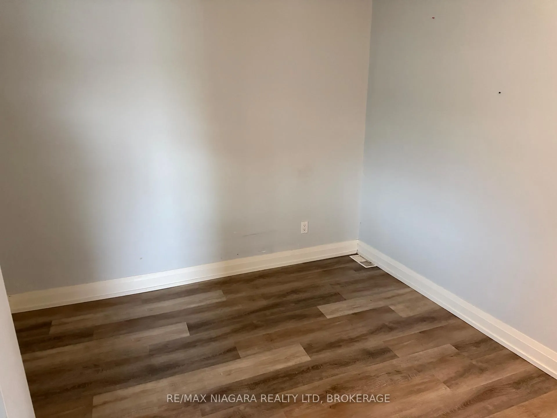 Photo 10 of 43 Marlatts Road, Thorold, Thorold Downtown — HOMEH