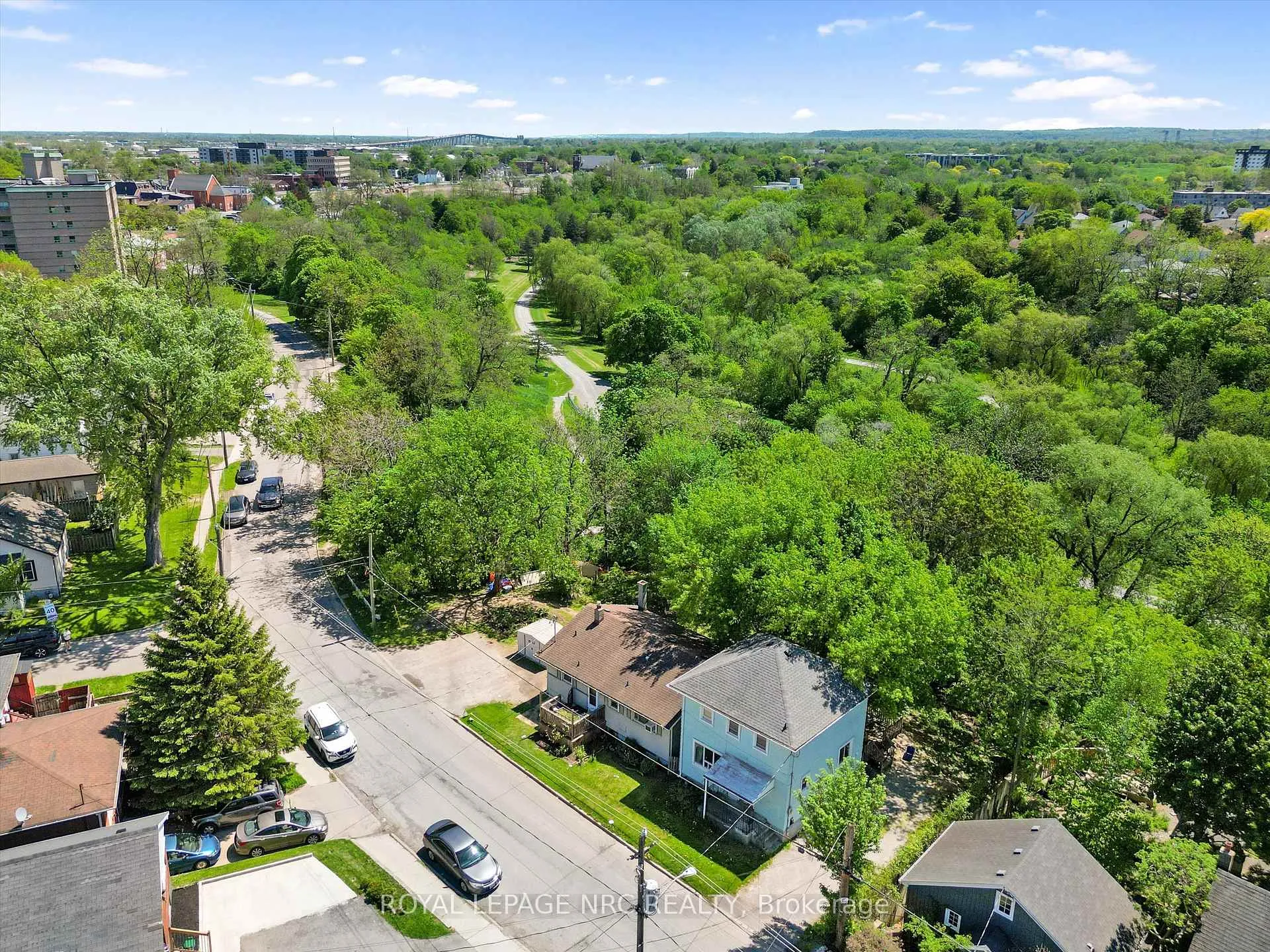 Photo 5 of 27 Gale Crescent, St. Catharines, E. Chester — HOMEH